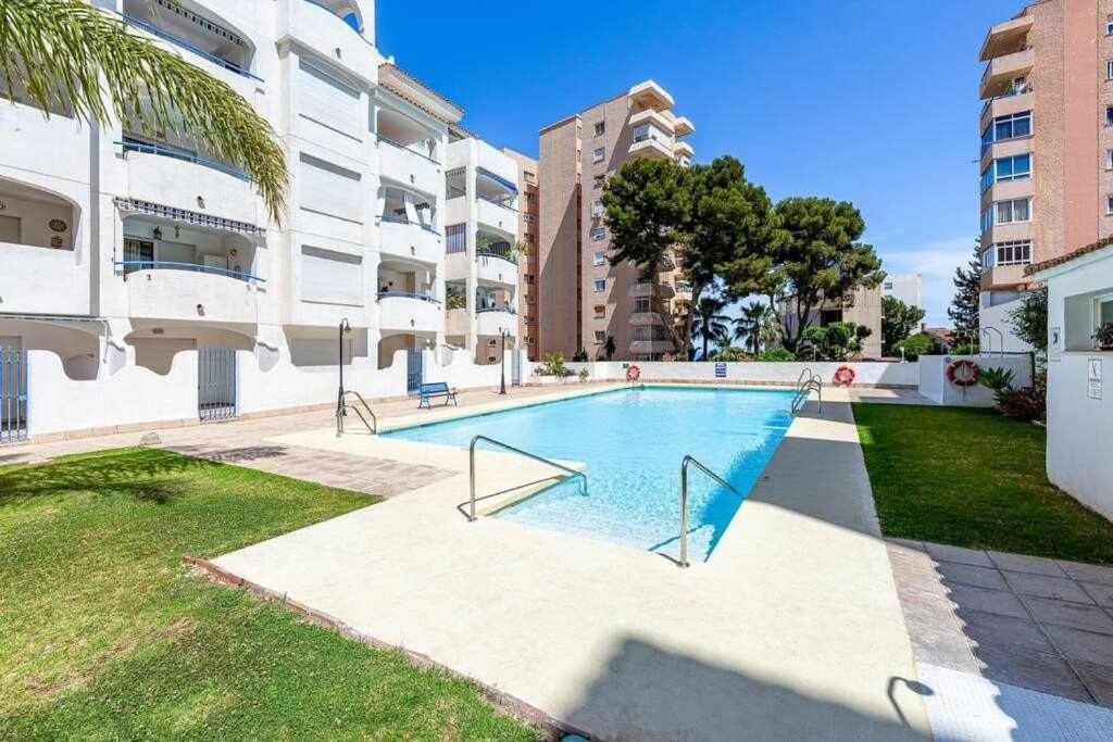 797 Holiday Rentals- Hermoso Apartamento Para 4 En Benalmádena Kültér fotó